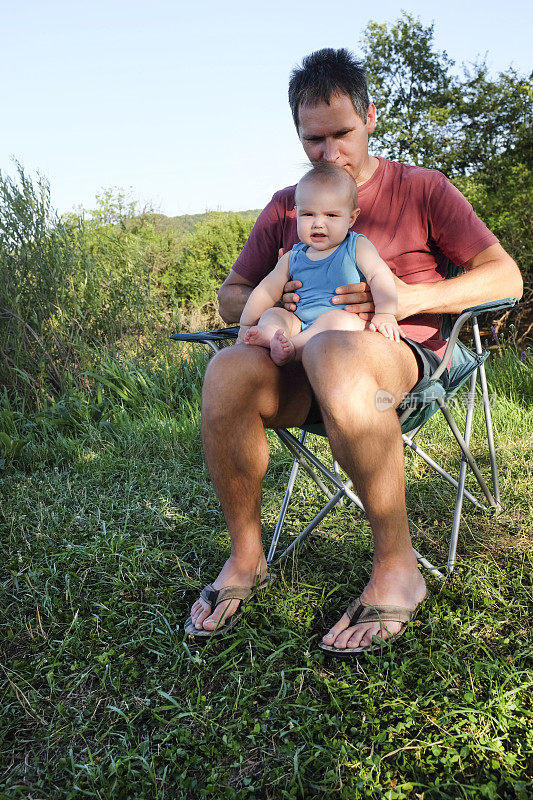 年轻的家庭在大自然中野餐…父亲和他的小男孩