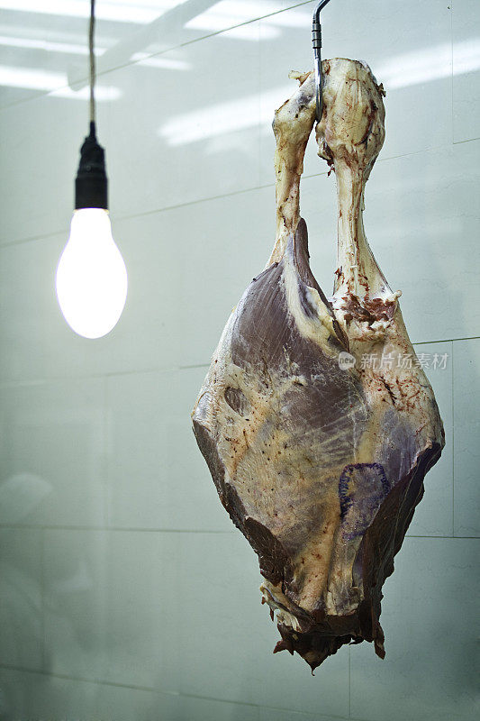 肉店里挂着一块生肉