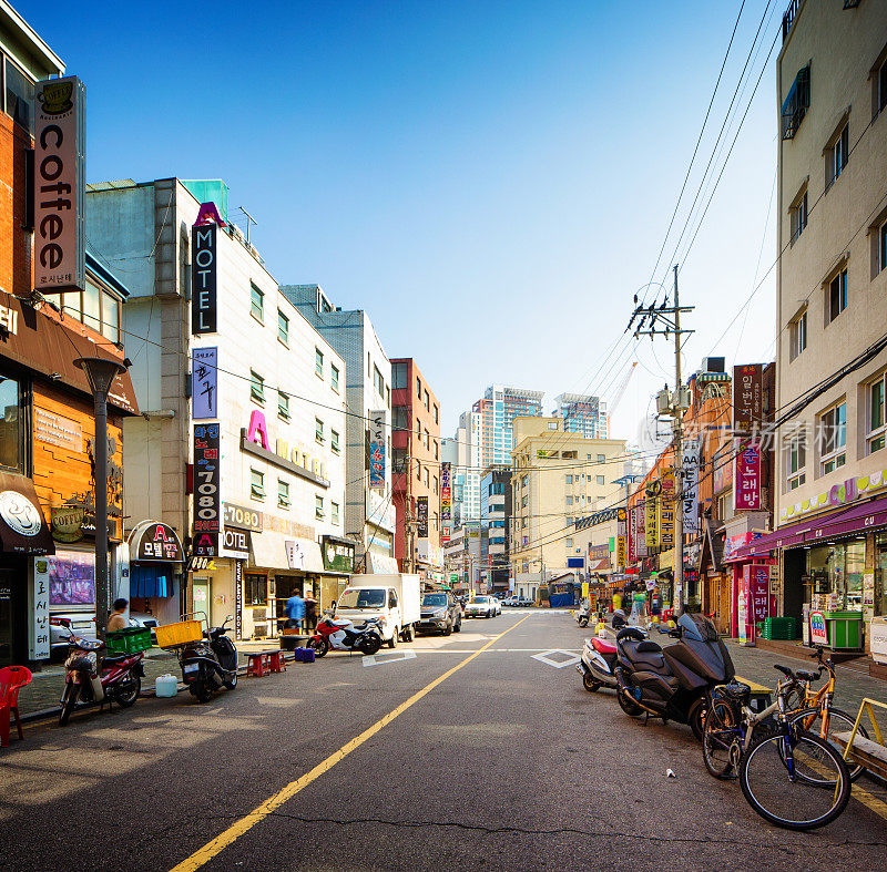 一个安静的早晨，韩国首尔的小街道