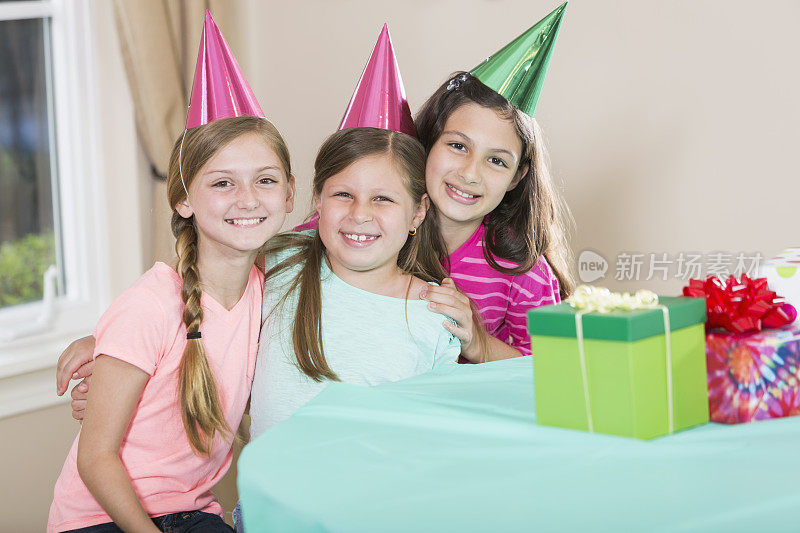 三个女孩在生日聚会上一起微笑