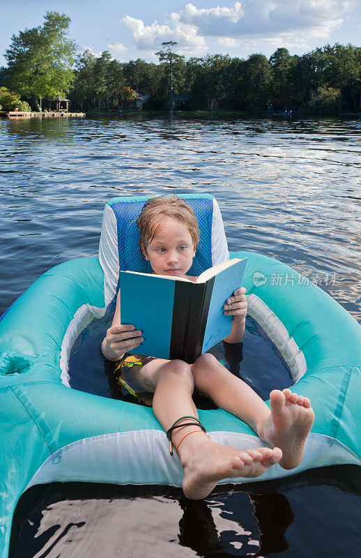 夏天在湖边看书