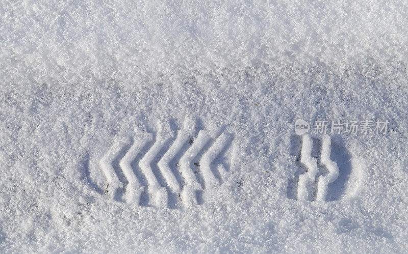 雪地里的鞋印