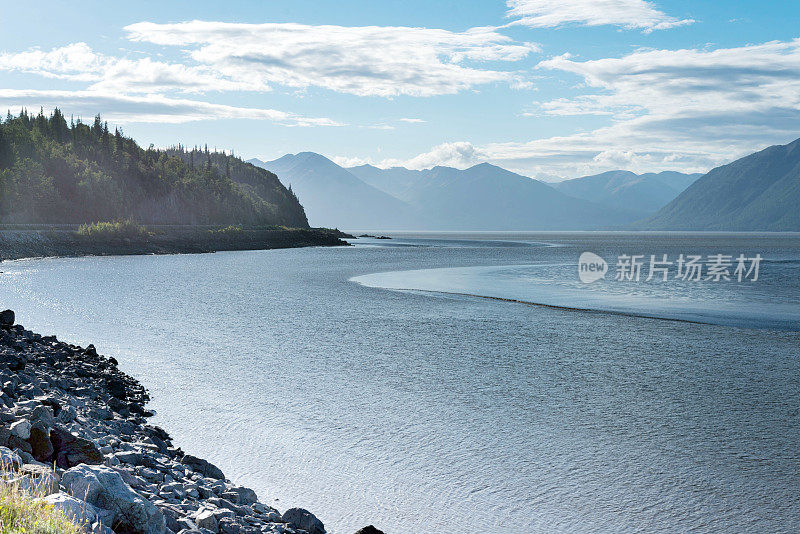 沿着阿拉斯加苏厄德高速公路