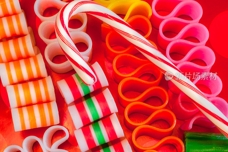红色背景的圣诞糖果和彩带糖果(P)