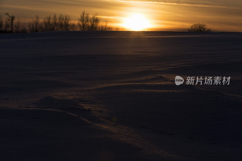 多雪的明尼苏达冬天-在日落雪堆