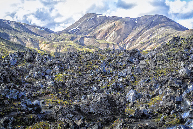 戏剧性的石头景观在landmanalaugar山在冰