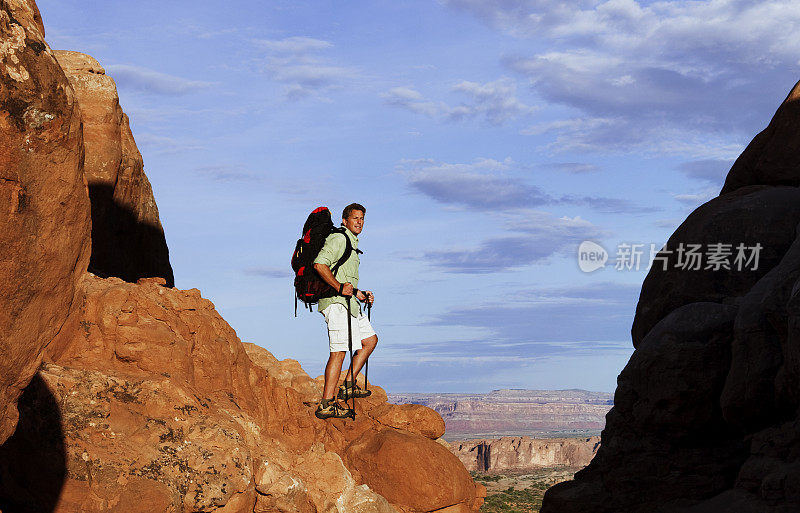男背包客站在岩石岩在拱门国家公园