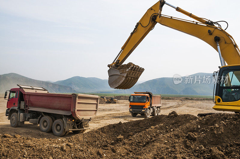 用挖掘机在卡车上装载地面