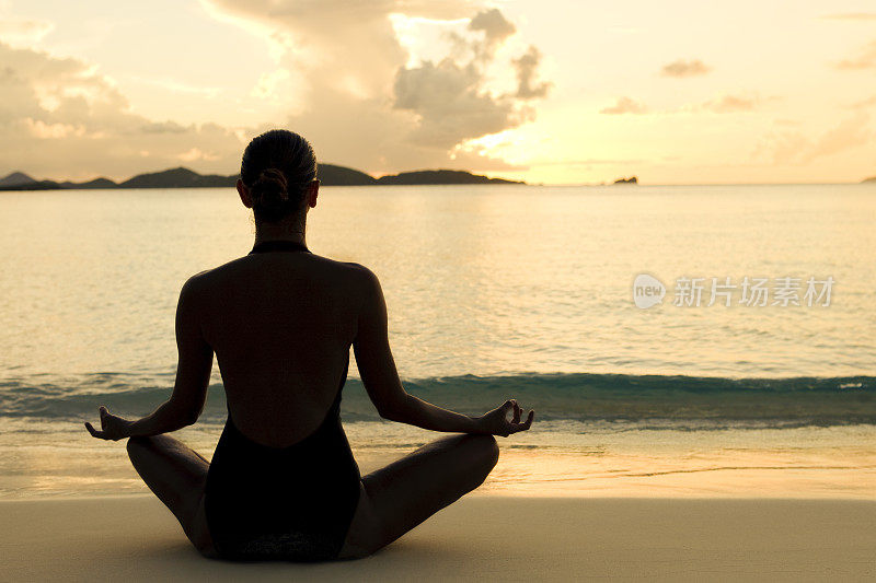 在圣约翰海滩上的日落沉思的女人，USVI