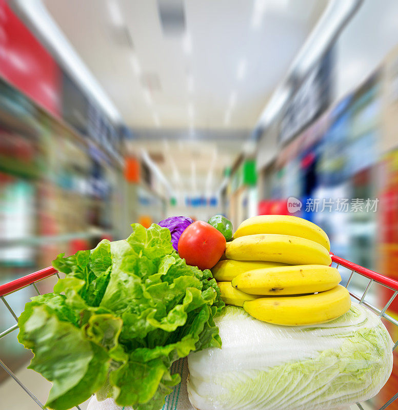 超市内部，摆满了水果和蔬菜