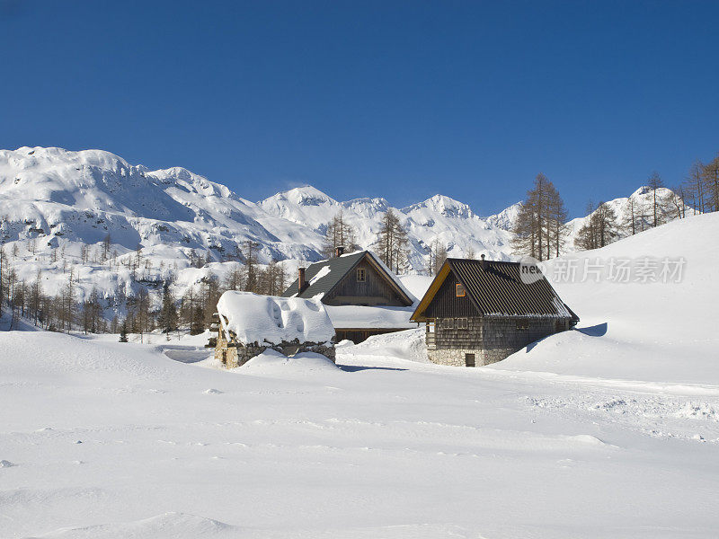 雪中的山间小屋