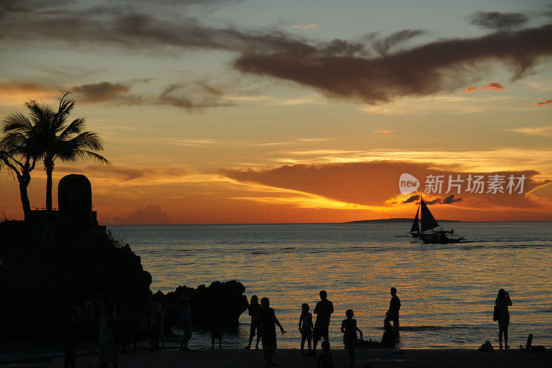 菲律宾长滩岛白沙滩上的日落