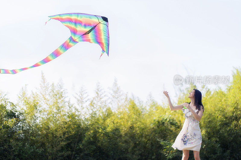 年轻女子放风筝