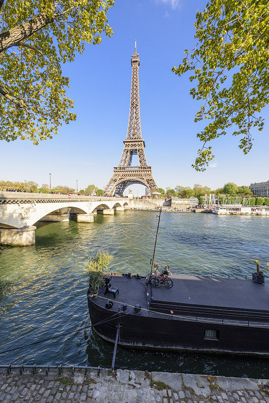 巴黎塞纳河上的埃菲尔铁塔