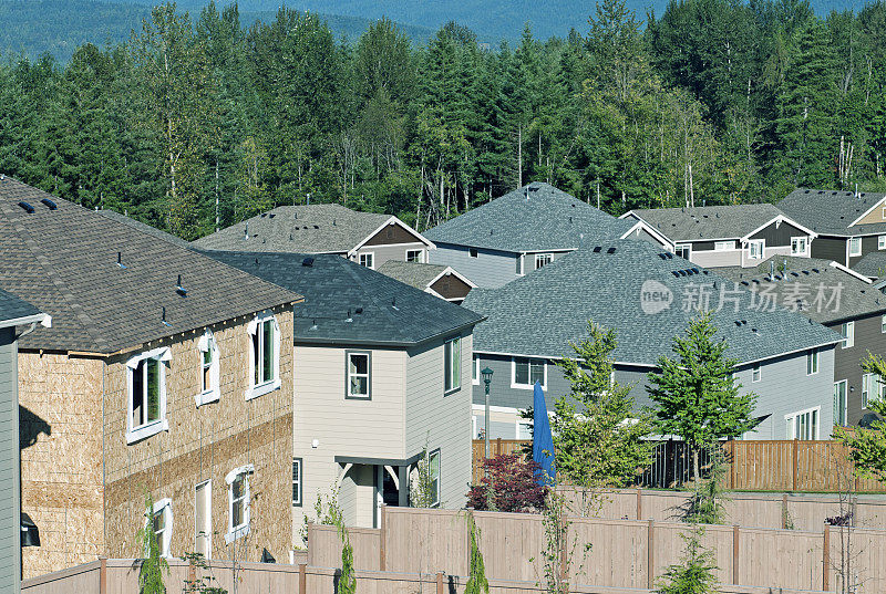 郊区住宅开发中正在建设的房屋