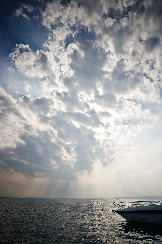 戏剧性的暴风雨天空在海上日落与船