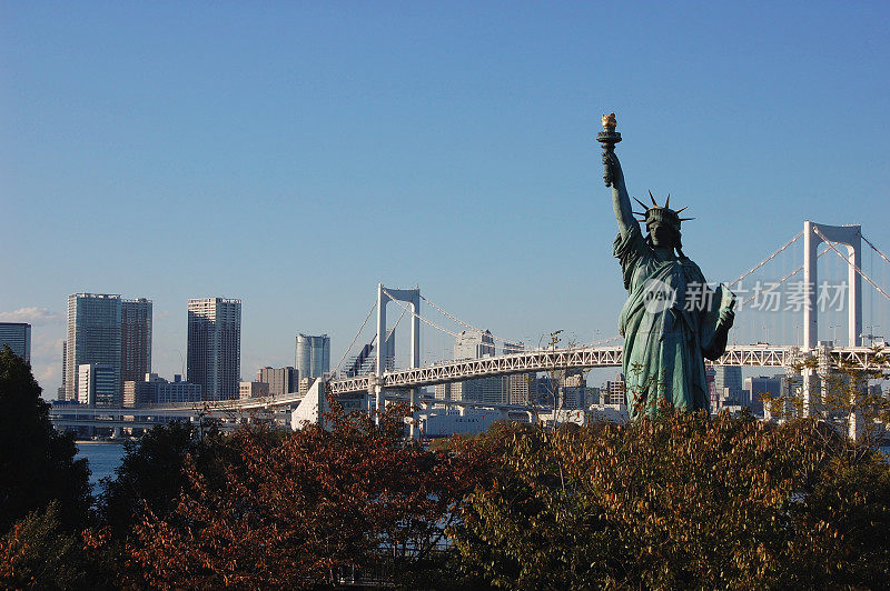 东京台场的自由女神像和彩虹桥