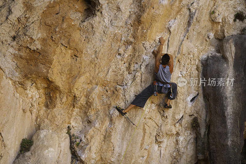 男人rockclimbing