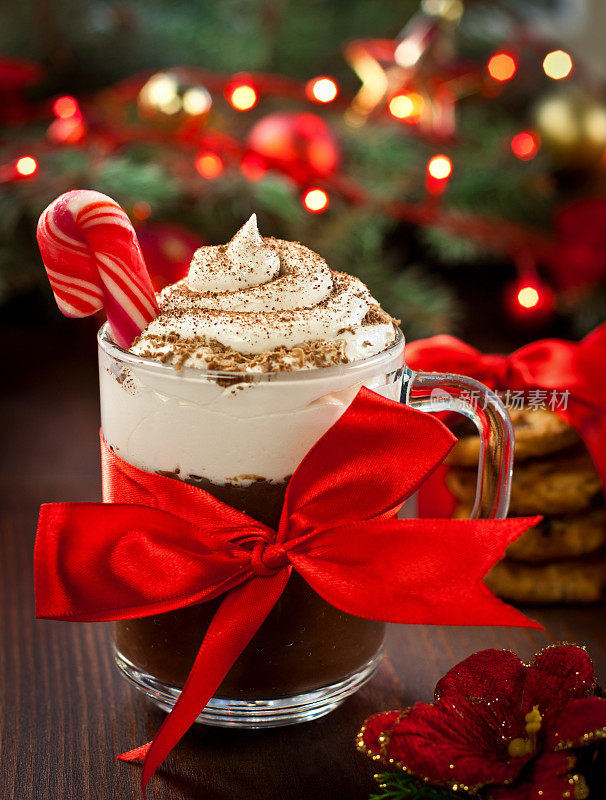 圣诞主题的热巧克力，拐杖糖和红色蝴蝶结