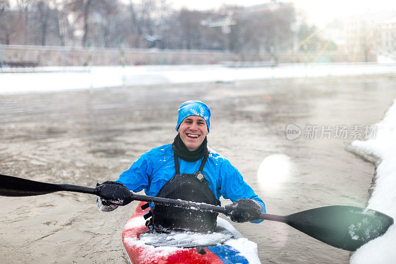 快乐皮划艇驾驶皮划艇在冬天和欢笑