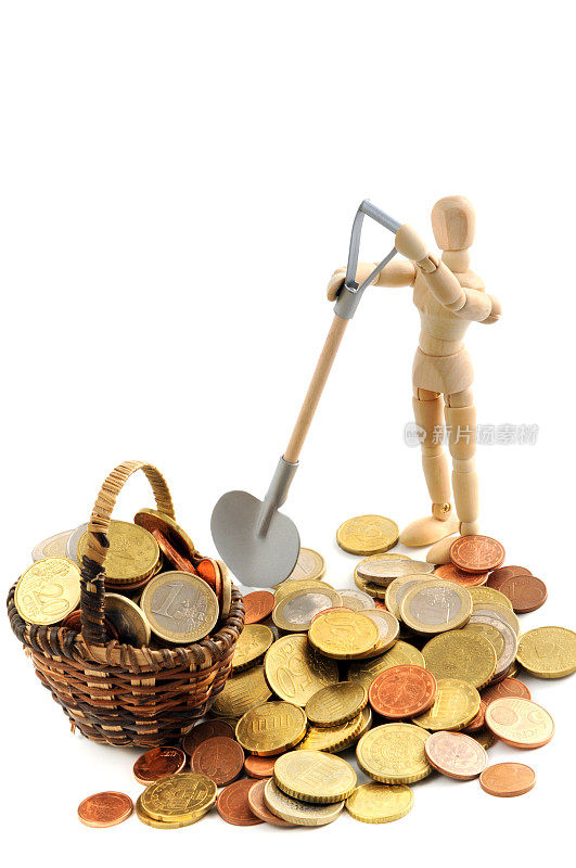 木制人体模特用铁锹将欧元硬币放入篮子