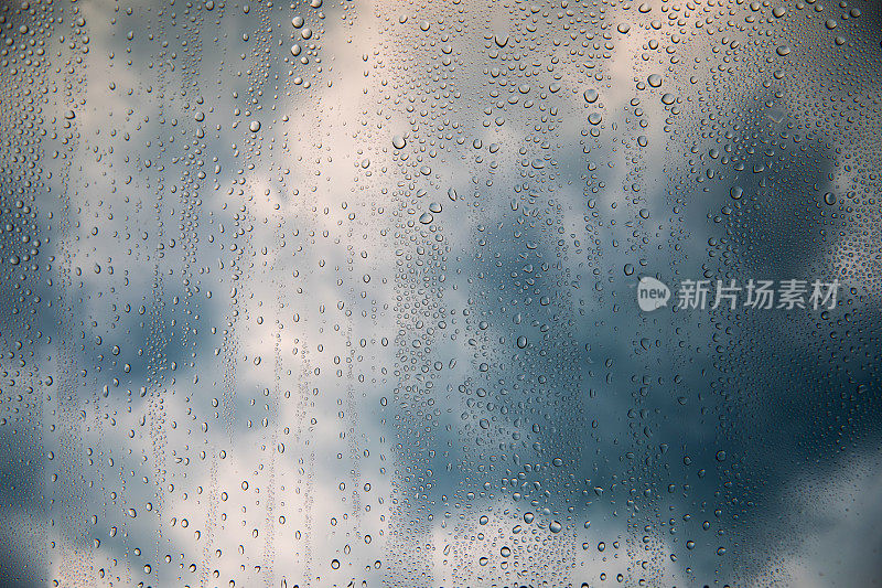 阴雨霏霏的天空中飘着乌云