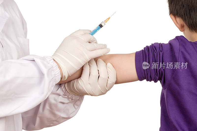 医生在孩子的手臂上注射疫苗