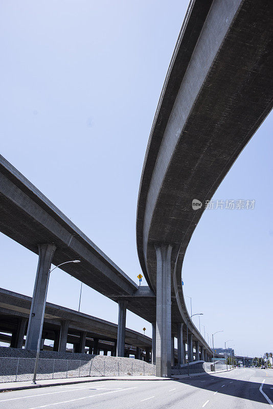 高速公路的岔路口