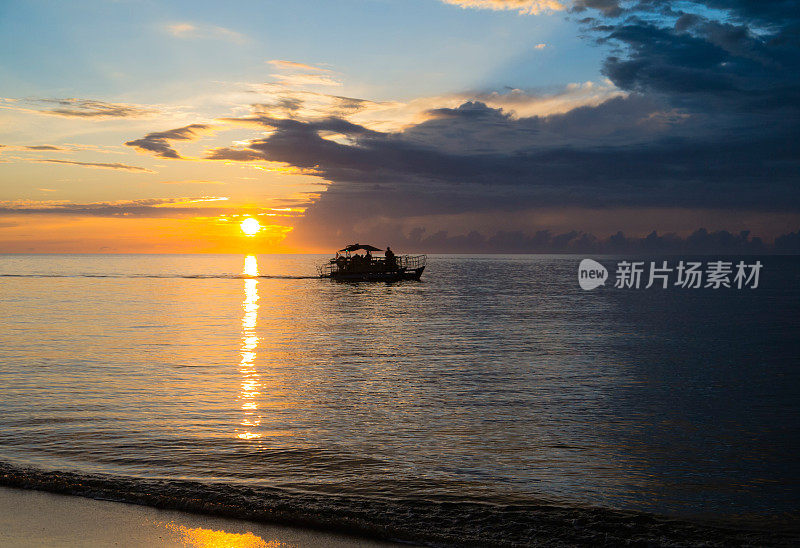 小船和夕阳。