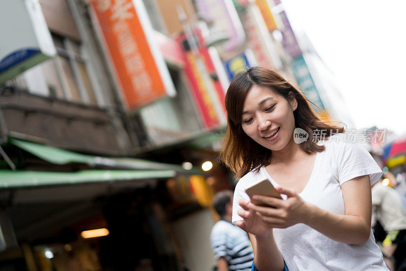 香港的亚洲女性发短信