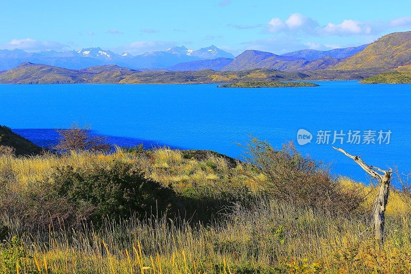 佩霍湖日出-托雷斯·德尔·潘宁山丘，巴塔哥尼亚荒野