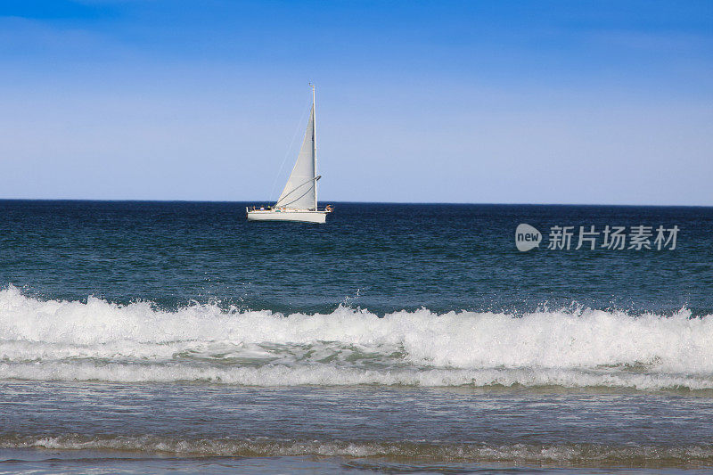 海浪在海岸和一艘帆船上破碎，缅因州奥甘退出。