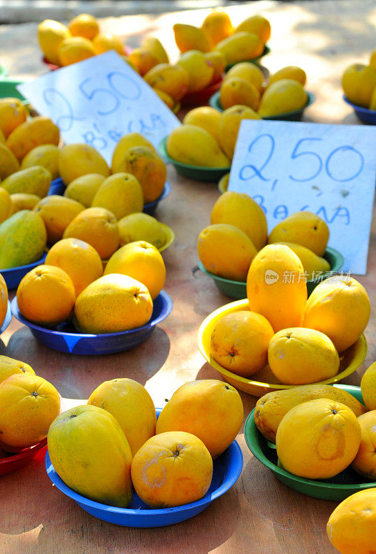 街头市场上的木瓜