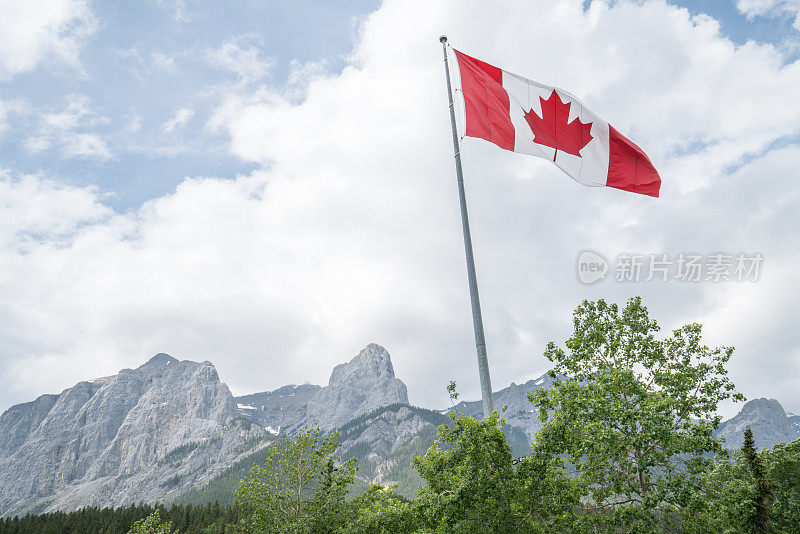 加拿大国旗对抗山脉景观
