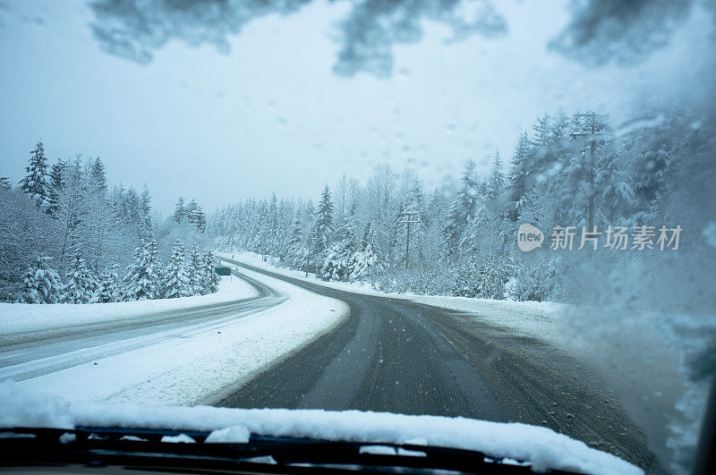 冰雪覆盖的道路