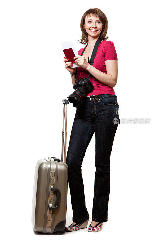 持护照和机票的年轻女性游客