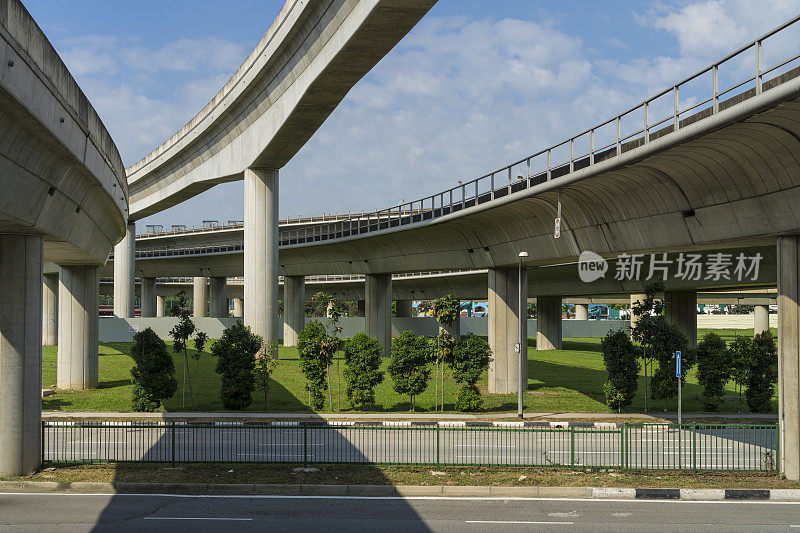 展示新加坡捷运列车系统的道路场景