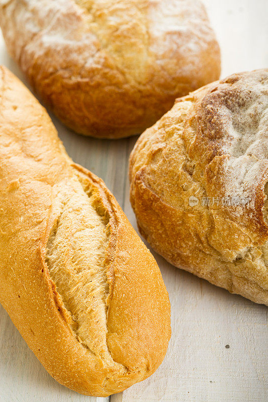 新鲜烤酸面包和法国面包