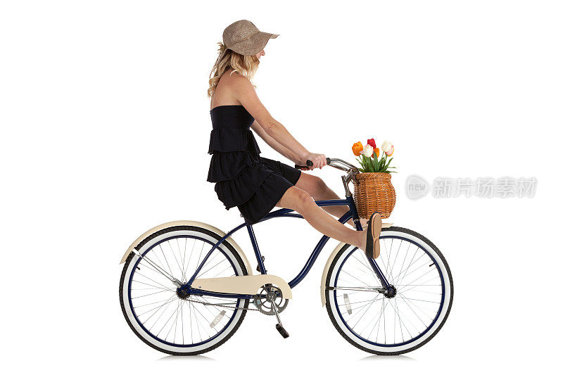 骑自行车的女人的侧面