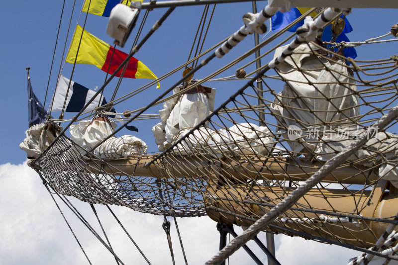 在港节期间，前帆和三角帆收在船头斜桅上。