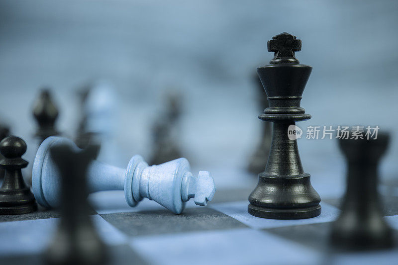 棋盘上有许多棋子。国王。将军。策略的概念。