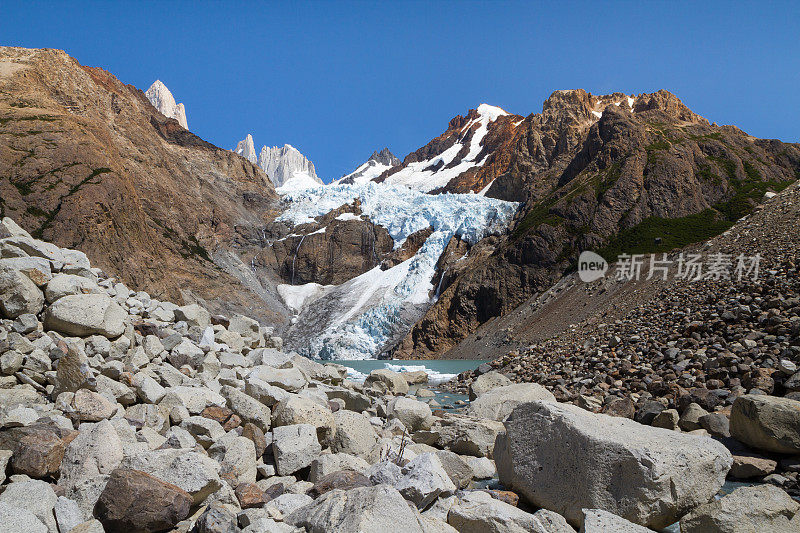 在南美洲阿根廷巴塔哥尼亚的安第斯山脉，一条阿尔卑斯溪流在巴塔哥尼亚强劲流动，背景是冰川