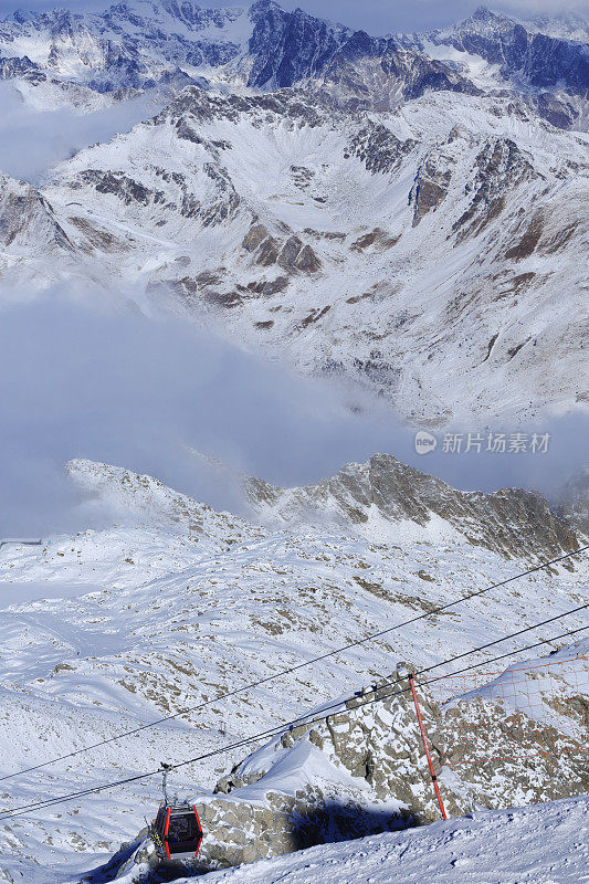 滑雪缆车意大利阿尔卑斯山滑雪胜地的架空缆车