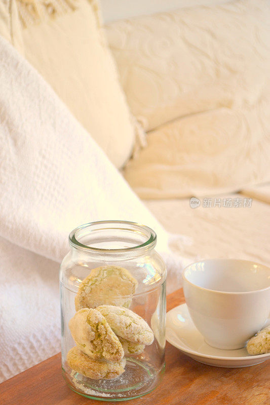 在一个装有杯子的罐子里的开心果阿玛瑞蒂饼干，由Couch设计