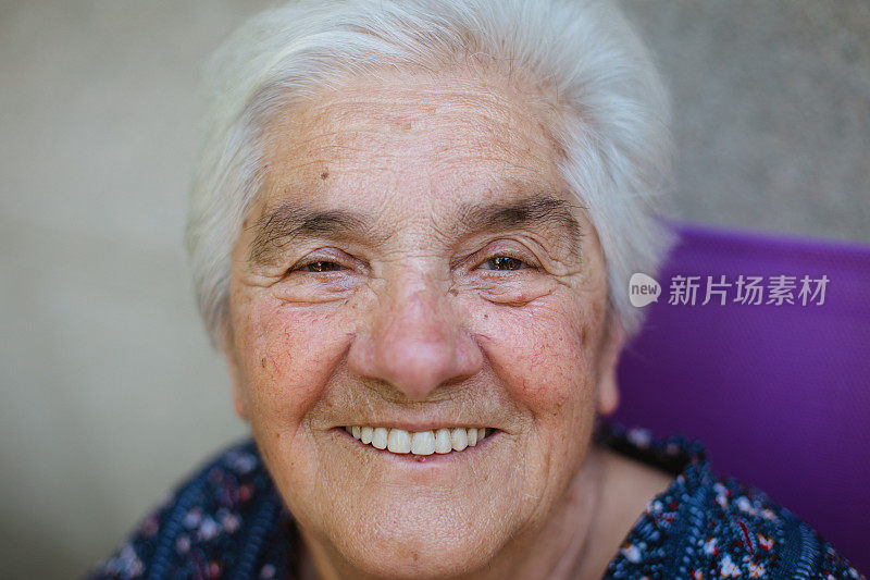 奶奶在微笑