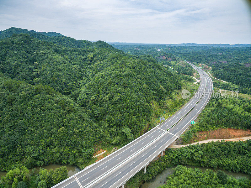 高速公路的鸟瞰图穿过山脉