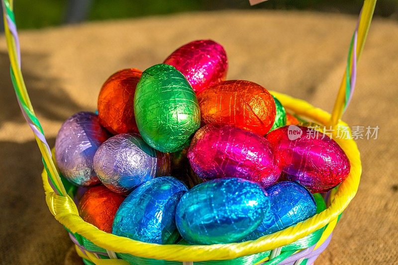 篮子里的五彩巧克力复活节彩蛋