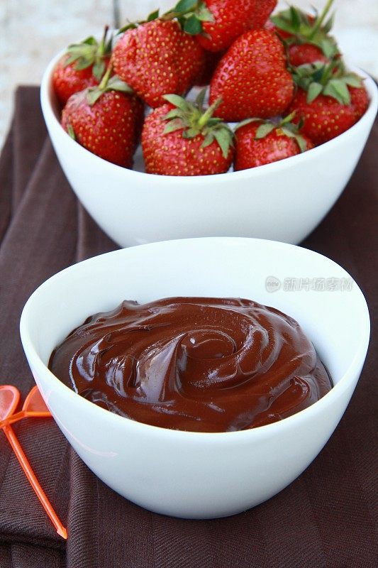热巧克力奶油和草莓美味的甜点