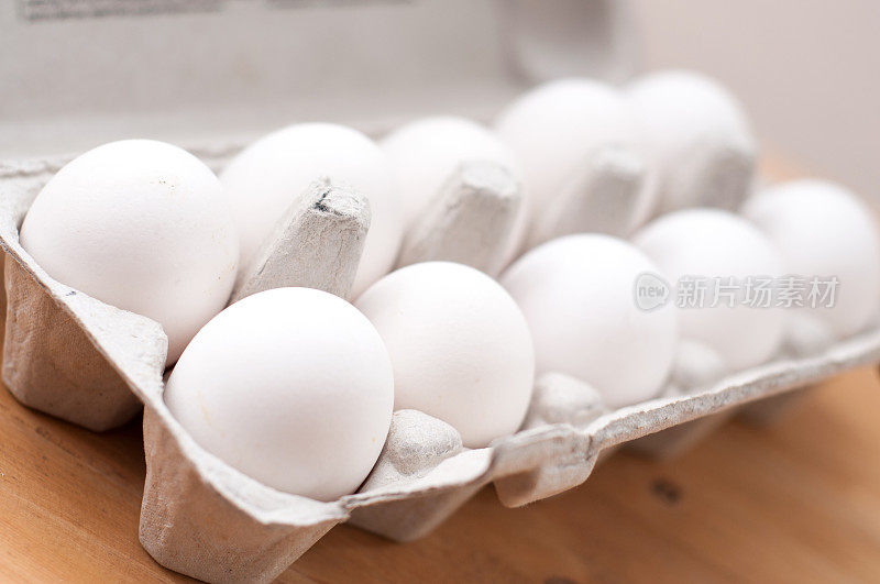 白木桌上放着鸡蛋的纸板蛋架
