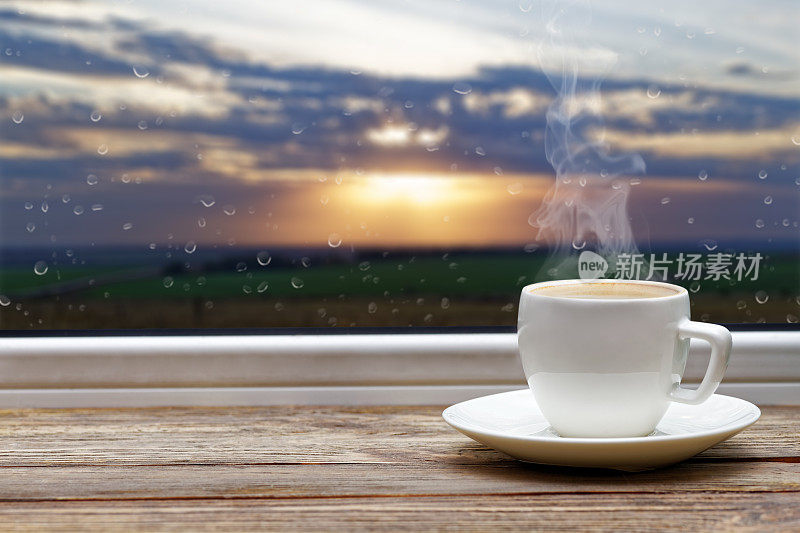 木制窗台上放着一杯白色的咖啡